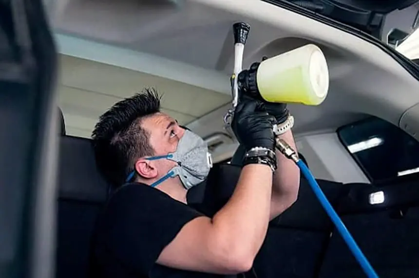 Echipa la lucru în spălătorie